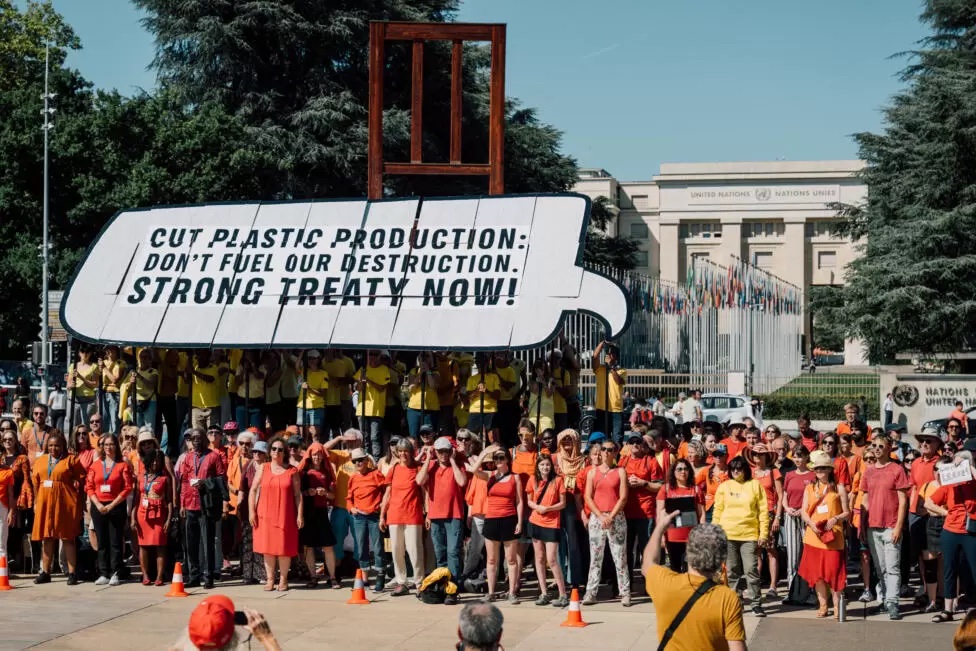 Manifestantes ecologistas exigieron, a las puertas del Palacio de las Naciones de la ONU en Ginebra, Suiza, la adopción de un tratado mundial vinculante para frenar la contaminación plástica ©Greenpeace