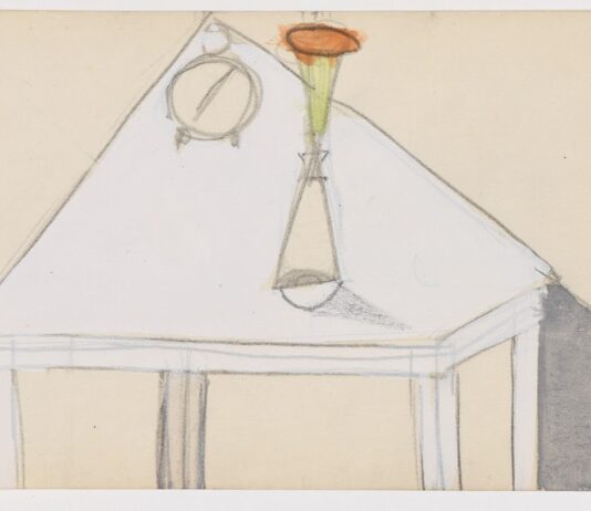 Jarrón con despertador sobre la mesa 1955