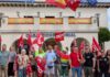 Sindicalistas CCOO de OHL Servicios ante el Ayuntamiento de Sevilla la Nueva