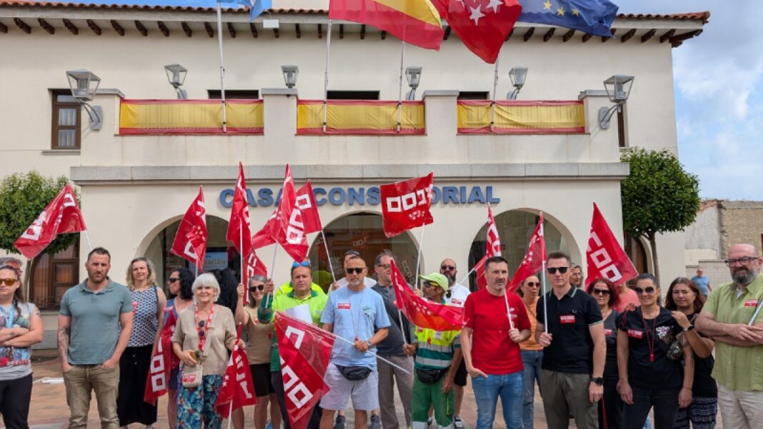 Sindicalistas CCOO de OHL Servicios ante el Ayuntamiento de Sevilla la Nueva