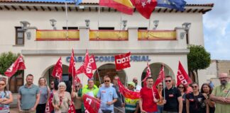 Sindicalistas CCOO de OHL Servicios ante el Ayuntamiento de Sevilla la Nueva