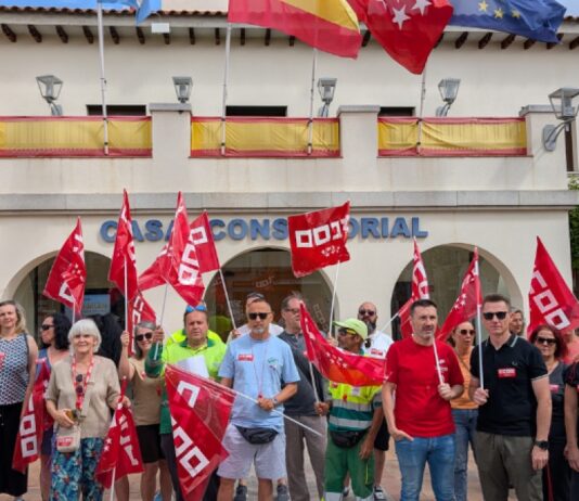 Sindicalistas CCOO de OHL Servicios ante el Ayuntamiento de Sevilla la Nueva
