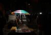 Un vendedor privado ambulante oferta alimentos durante la celebración de una fiesta popular en la ciudad de Manzanillo, en la provincia de Granma, en el este de Cuba ©Jorge Luis Baños / IPS