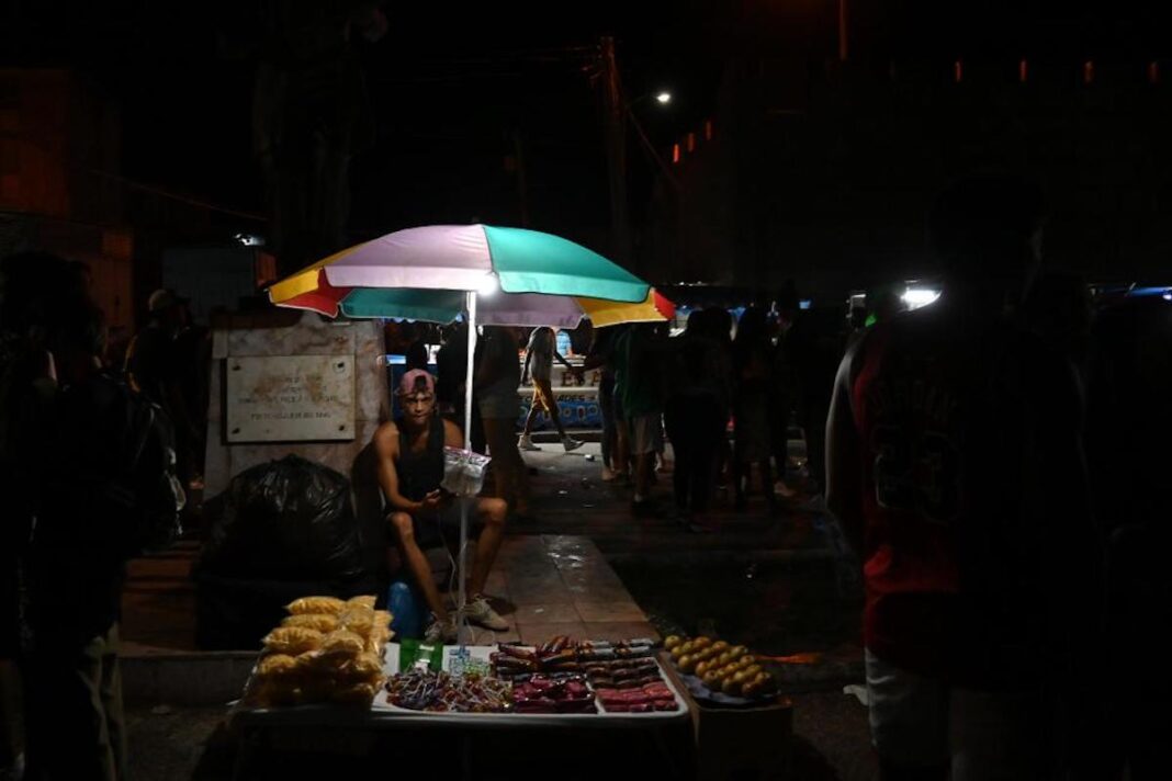 Un vendedor privado ambulante oferta alimentos durante la celebración de una fiesta popular en la ciudad de Manzanillo, en la provincia de Granma, en el este de Cuba ©Jorge Luis Baños / IPS