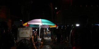 Un vendedor privado ambulante oferta alimentos durante la celebración de una fiesta popular en la ciudad de Manzanillo, en la provincia de Granma, en el este de Cuba ©Jorge Luis Baños / IPS
