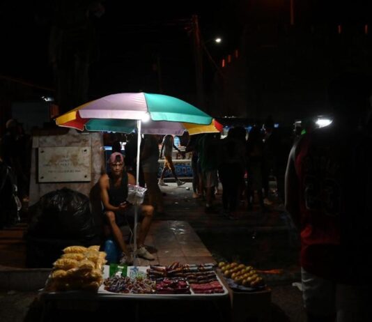 Un vendedor privado ambulante oferta alimentos durante la celebración de una fiesta popular en la ciudad de Manzanillo, en la provincia de Granma, en el este de Cuba ©Jorge Luis Baños / IPS