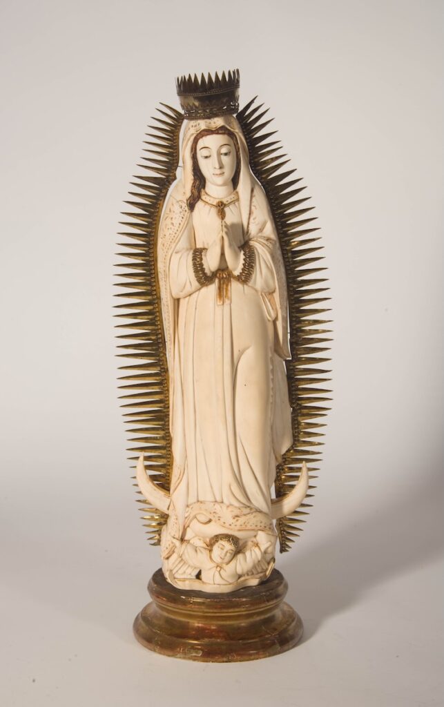 Virgen de Guadalupe. Marfil policromado y latón. Taller Hispanofilipino Marfil