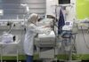 Una enfermera de MSF atiende a un recién nacido en la unidad de cuidados intensivos neonatales del hospital Nasser de Jan Yunis, Gaza. © Nour Alsaqqa/MSF
