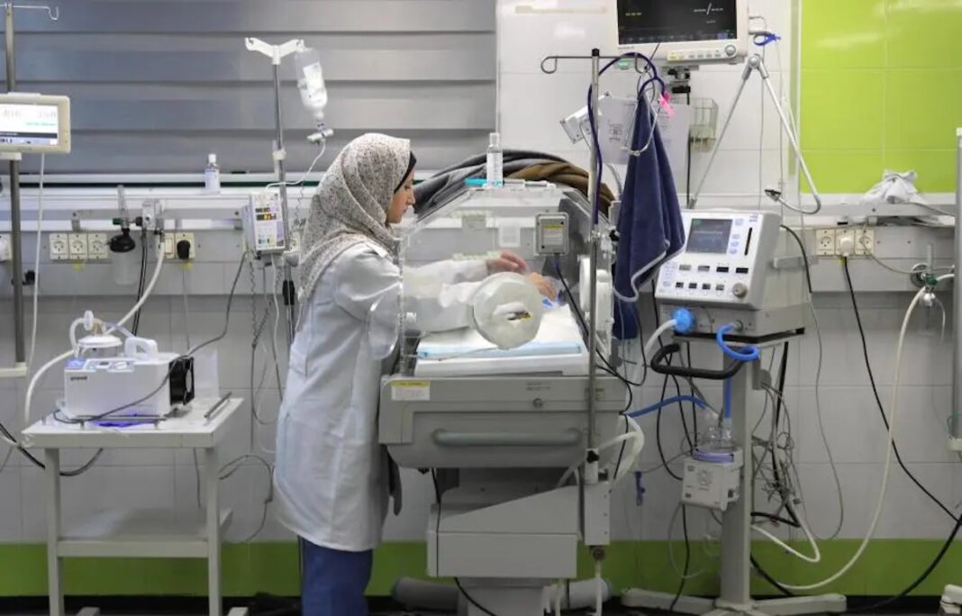 Una enfermera de MSF atiende a un recién nacido en la unidad de cuidados intensivos neonatales del hospital Nasser de Jan Yunis, Gaza. © Nour Alsaqqa/MSF