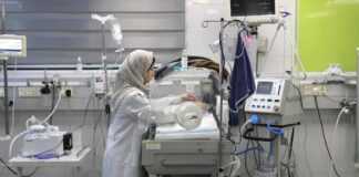 Una enfermera de MSF atiende a un recién nacido en la unidad de cuidados intensivos neonatales del hospital Nasser de Jan Yunis, Gaza. © Nour Alsaqqa/MSF