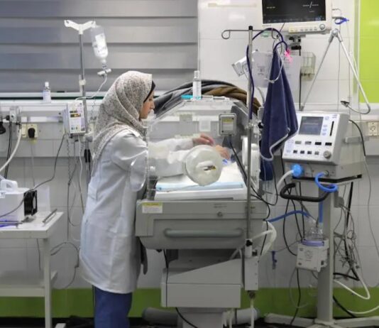 Una enfermera de MSF atiende a un recién nacido en la unidad de cuidados intensivos neonatales del hospital Nasser de Jan Yunis, Gaza. © Nour Alsaqqa/MSF