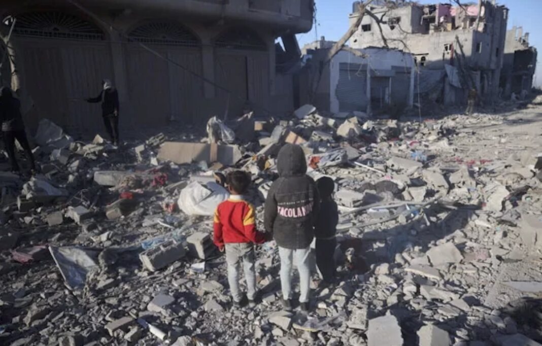 Niños de Gaza entre los escombros de su casa demolida en Rafah. Imagen: Eyad El Baba / Unicef