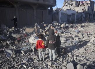 Niños de Gaza entre los escombros de su casa demolida en Rafah. Imagen: Eyad El Baba / Unicef