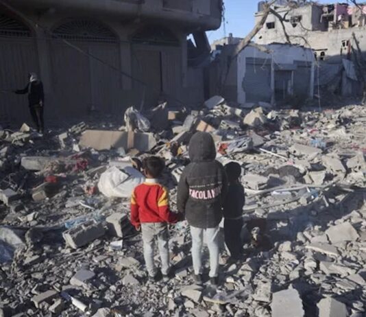 Niños de Gaza entre los escombros de su casa demolida en Rafah. Imagen: Eyad El Baba / Unicef
