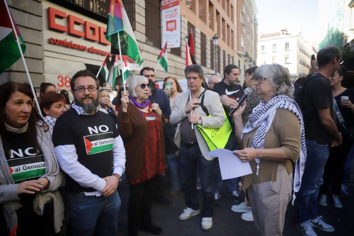 Decenas de trabajadores y trabajadoras de Comisiones Obreras se han concentrado ante la sede del sindicato en protesta por el asalto del estado genocida de Israel a la Flotilla ©CCOOMadrid 2OCT2025