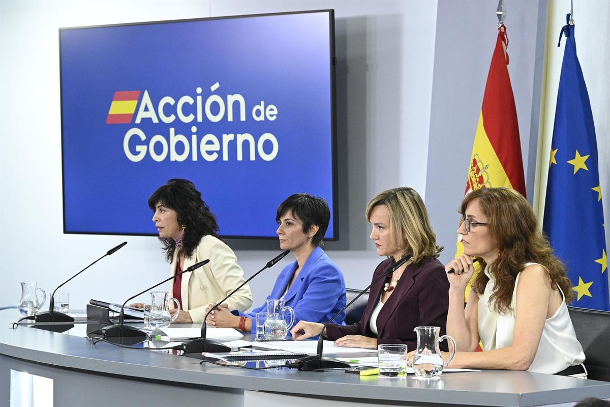 Las ministras de Igualdad, Ana Redondo; Vivienda, Isabel Rodríguez; Educación y FP, Pilar Alegría, y de Sanidad, Mónica García, en la rueda de prensa tras el Consejo de Ministros ©Pool Moncloa / Jose Manuel Álvarez 14.10.2025