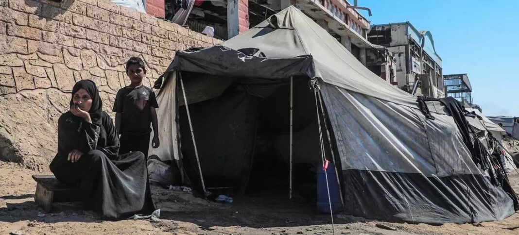 Madre palestina y su hijo junto a la tienda de campaña en Gaza ©Mohammed Nateel Unicef