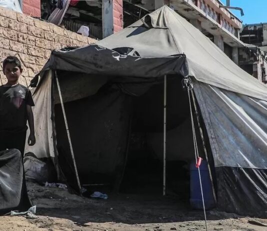 Madre palestina y su hijo junto a la tienda de campaña en Gaza ©Mohammed Nateel Unicef