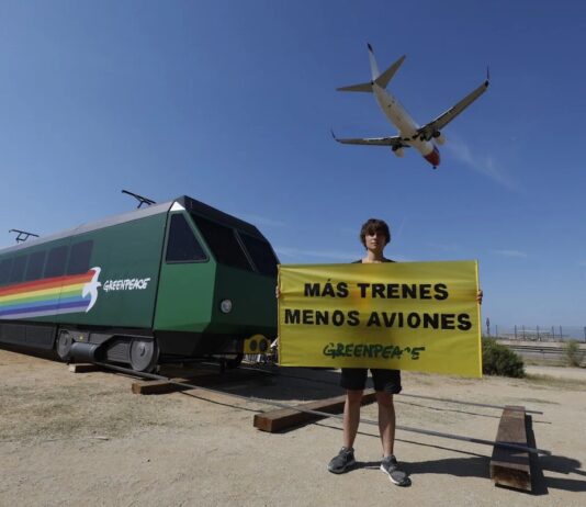 Mas trenes menos aviones ©greenpeace