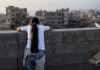 Una niña contempla la destrucción en la Ciudad de Gaza ©Maxime Le Lijour / PMA