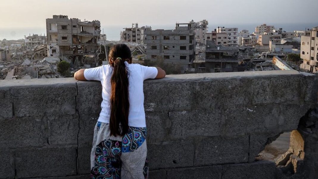 Una niña contempla la destrucción en la Ciudad de Gaza ©Maxime Le Lijour / PMA