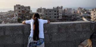 Una niña contempla la destrucción en la Ciudad de Gaza ©Maxime Le Lijour / PMA
