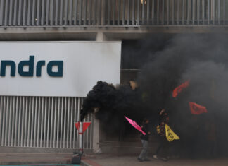 Activistas irrumpen en Indra para denunciar la inversión militar y exigir fondos climáticos