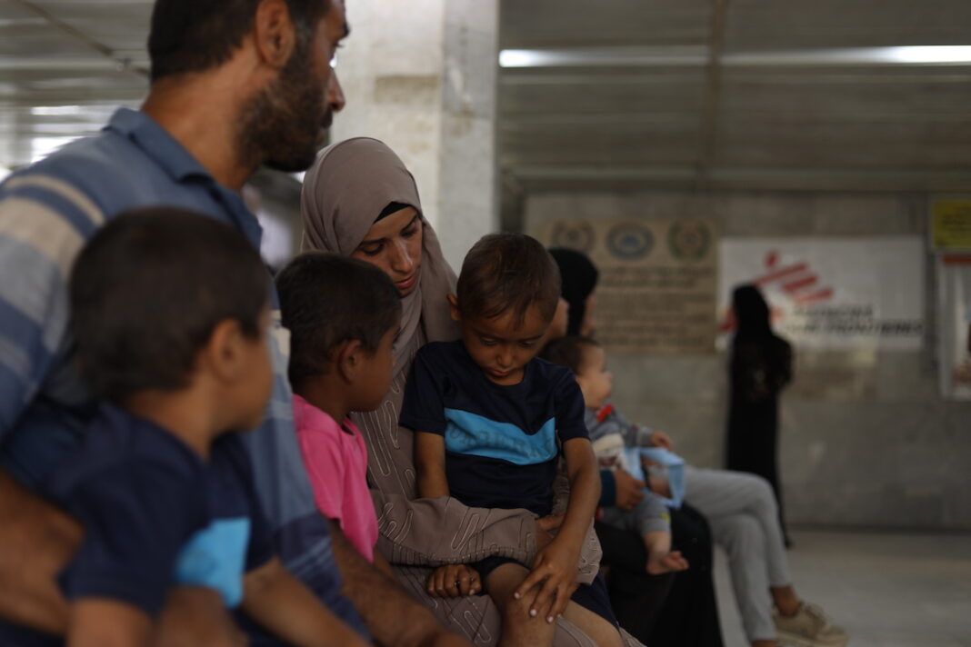 Hanan Zanoun cuida de sus tres hijos: Qasem, de 7 años; Abdallah, de 5; y Mohammed, de 3. Todos padecen fibrosis quística, celiaquía y cardiopatías, afecciones que se agravan por la desnutrición y la falta de medicamentos. Ya ha perdido a una hija por las mismas causas.