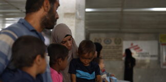 Hanan Zanoun cuida de sus tres hijos: Qasem, de 7 años; Abdallah, de 5; y Mohammed, de 3. Todos padecen fibrosis quística, celiaquía y cardiopatías, afecciones que se agravan por la desnutrición y la falta de medicamentos. Ya ha perdido a una hija por las mismas causas.