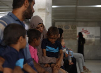 Hanan Zanoun cuida de sus tres hijos: Qasem, de 7 años; Abdallah, de 5; y Mohammed, de 3. Todos padecen fibrosis quística, celiaquía y cardiopatías, afecciones que se agravan por la desnutrición y la falta de medicamentos. Ya ha perdido a una hija por las mismas causas.