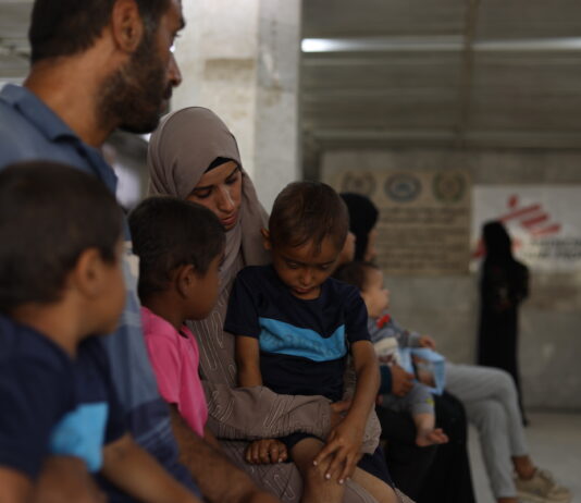 Hanan Zanoun cuida de sus tres hijos: Qasem, de 7 años; Abdallah, de 5; y Mohammed, de 3. Todos padecen fibrosis quística, celiaquía y cardiopatías, afecciones que se agravan por la desnutrición y la falta de medicamentos. Ya ha perdido a una hija por las mismas causas.