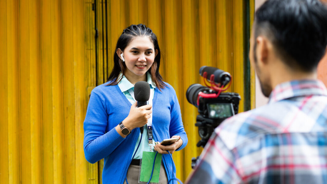 Periodista-practicas-becaria-©123RF
