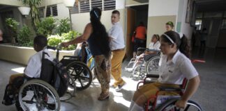 Estudiantes en sillas de ruedas en La Habana © Jorge Luis Baños / IPS