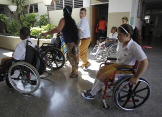 Avanza en Cuba la inclusión laboral de las personas con discapacidad Estudiantes en sillas de ruedas en La Habana © Jorge Luis Baños / IPS