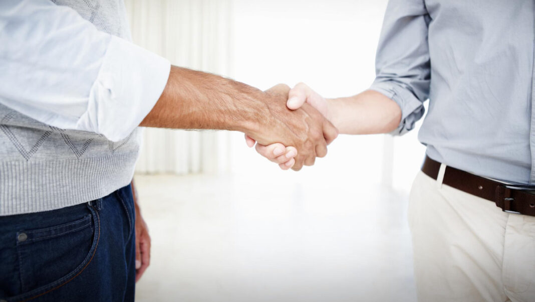 Apretón de manos negocios ©archivopub
