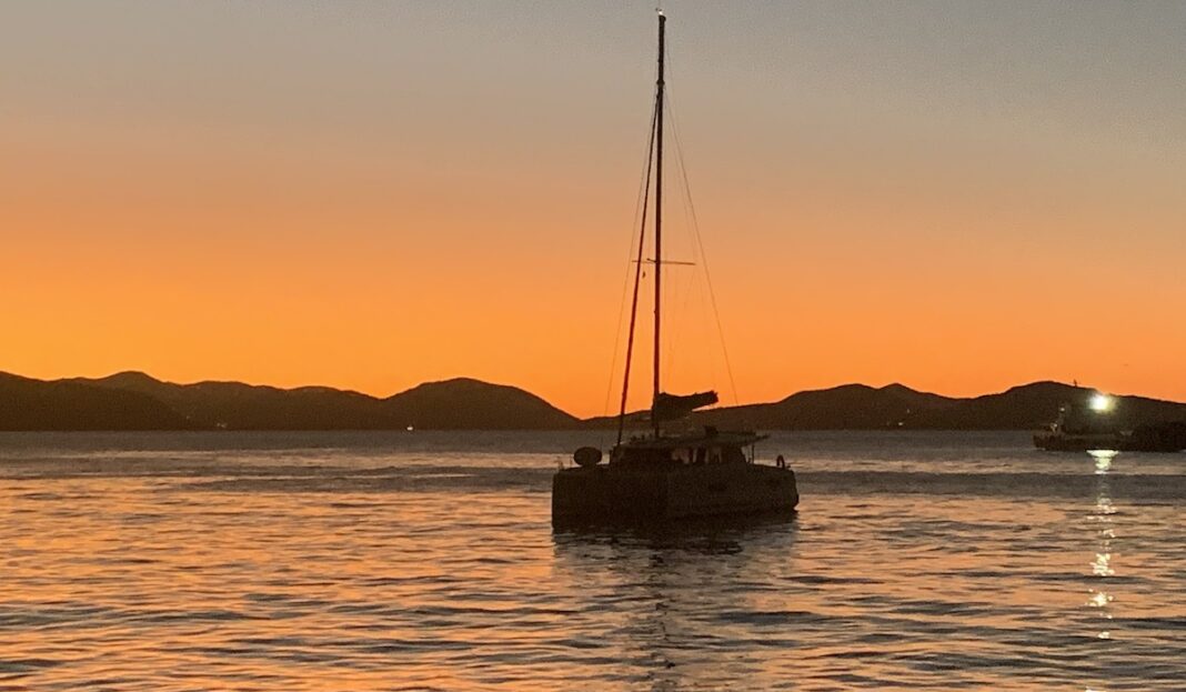 BVI Tortola catamarán anochecer