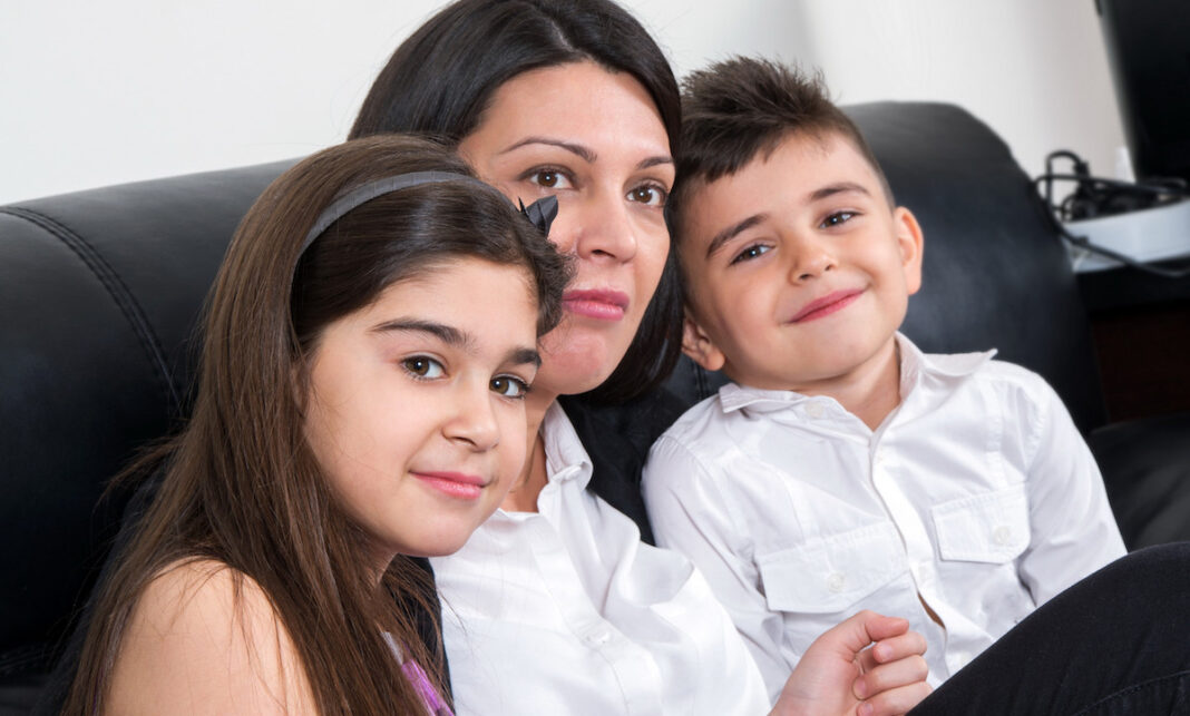 Madre-educa-hijos-©123RF