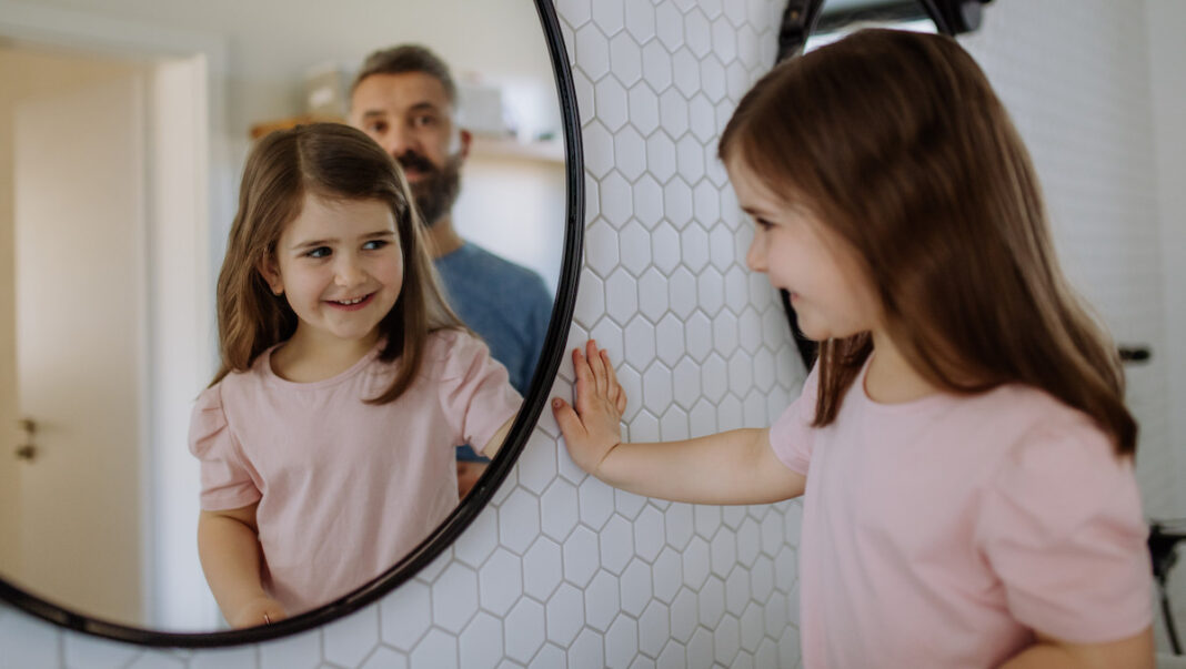 Nina-y-su-padre-frente-al-espejo-©123RF