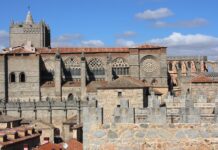 Calle de la vida y la muerte en Ávila