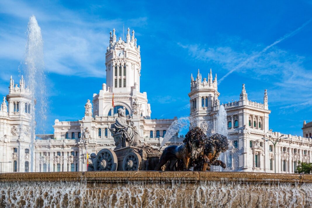 Plaza de Cibeles Fuente de la Cibeles ©freepik.