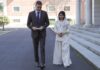 Malala Yousafzai agradece el compromiso de España con las mujeres afganas El presidente del Gobierno, Pedro Sánchez, y la Premio Nobel de la Paz Malala Yousafzai pasean por los jardines de La Moncloa. ©Pool Moncloa/Carlos Herrero. 26.2.2026