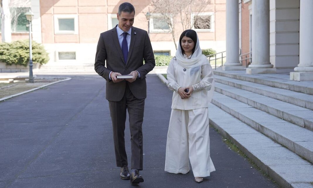 El presidente del Gobierno, Pedro Sánchez, y la Premio Nobel de la Paz Malala Yousafzai pasean por los jardines de La Moncloa. ©Pool Moncloa/Carlos Herrero. 26.2.2026
