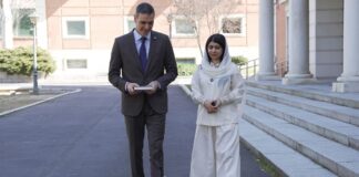 El presidente del Gobierno, Pedro Sánchez, y la Premio Nobel de la Paz Malala Yousafzai pasean por los jardines de La Moncloa. ©Pool Moncloa/Carlos Herrero. 26.2.2026