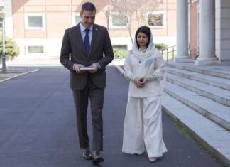 Malala Yousafzai agradece el compromiso de España con las mujeres afganas El presidente del Gobierno, Pedro Sánchez, y la Premio Nobel de la Paz Malala Yousafzai pasean por los jardines de La Moncloa. ©Pool Moncloa/Carlos Herrero. 26.2.2026