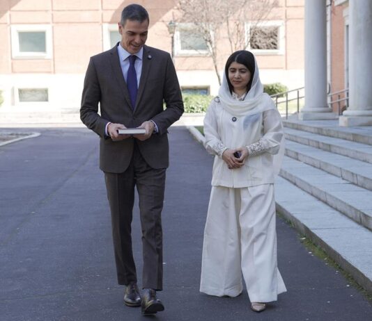 El presidente del Gobierno, Pedro Sánchez, y la Premio Nobel de la Paz Malala Yousafzai pasean por los jardines de La Moncloa. ©Pool Moncloa/Carlos Herrero. 26.2.2026