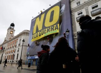 Greenpeace despliega en la Puerta del Sol una pancarta gigante con el lema «No a la guerra»