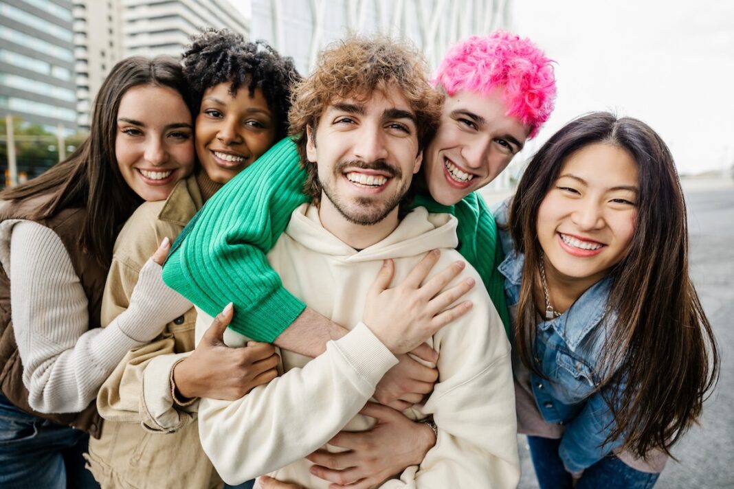 Grupo-jovenes-multirracial-©123RF