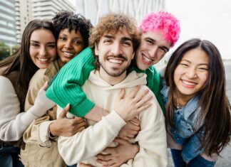 Más de 35.000 mensajes de odio contra migrantes circularon en redes sociales en enero