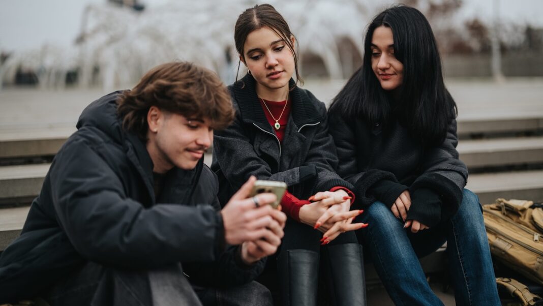 Jovenes-comparten-emociones-©123RF