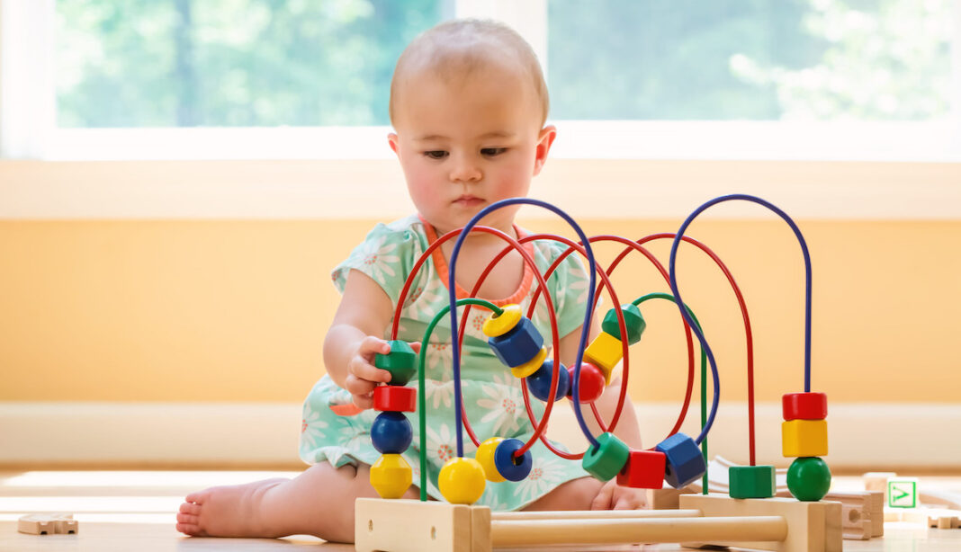 Nina-juguetes-educativos-©123RF